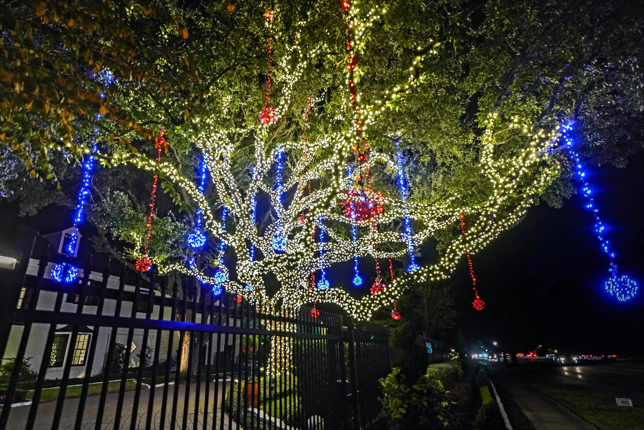 The Perfect Light’s Favorite Outdoor Holiday Light Installations in Texas