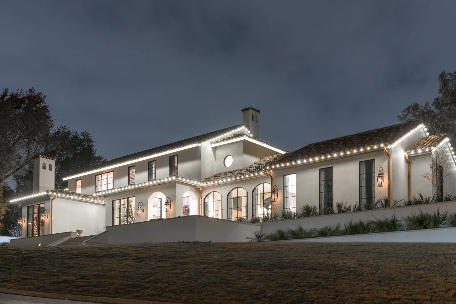 Roofline Christmas lighting on a Texas home
