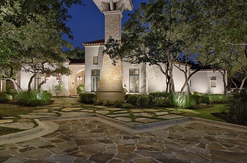 outdoor landscape lighting on texas home driveway