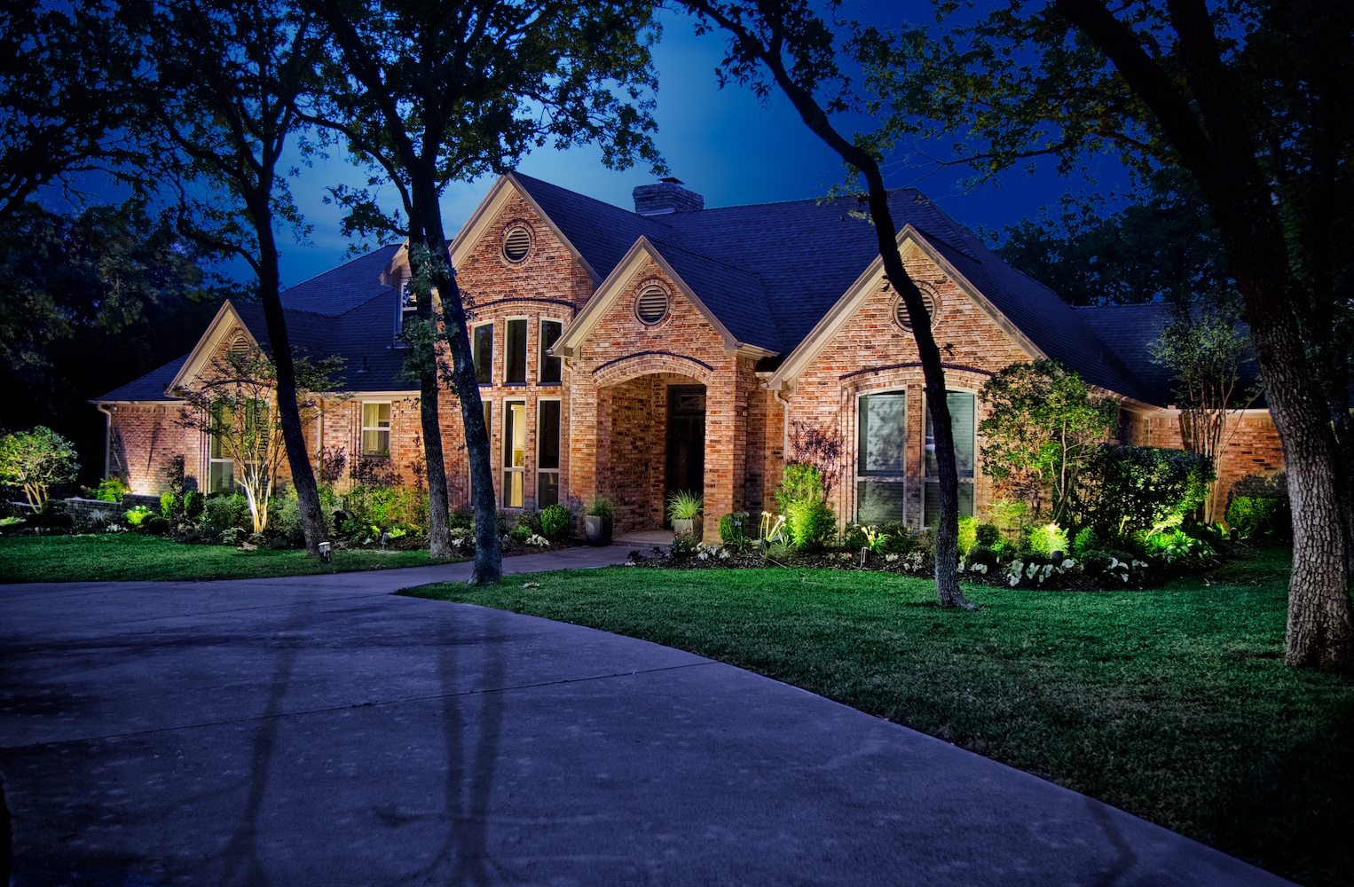 outdoor landscape lighting on texas home